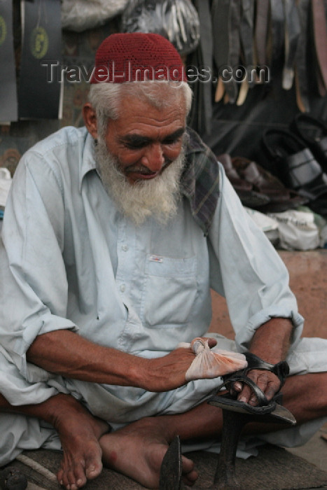 pakistan86: Karachi, Sindh, Pakistan: old man polishing a customer's shoes - photo by R.Zafar - (c) Travel-Images.com - Stock Photography agency - Image Bank
