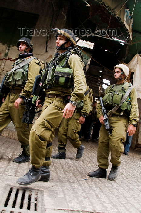 palest22: Hebron, West Bank, Palestine: young Israeli soldiers patrol the streets - Tzahal -  Israel Defense Forces - IDF - photo by J.Pemberton - (c) Travel-Images.com - Stock Photography agency - Image Bank