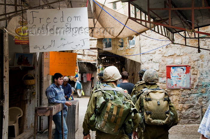 palest23: Hebron, West Bank, Palestine: Israeli soldiers walking past a Palestinian café - Freedom coffee shop - Tzahal -  Israel Defense Forces - IDF - photo by J.Pemberton - (c) Travel-Images.com - Stock Photography agency - Image Bank