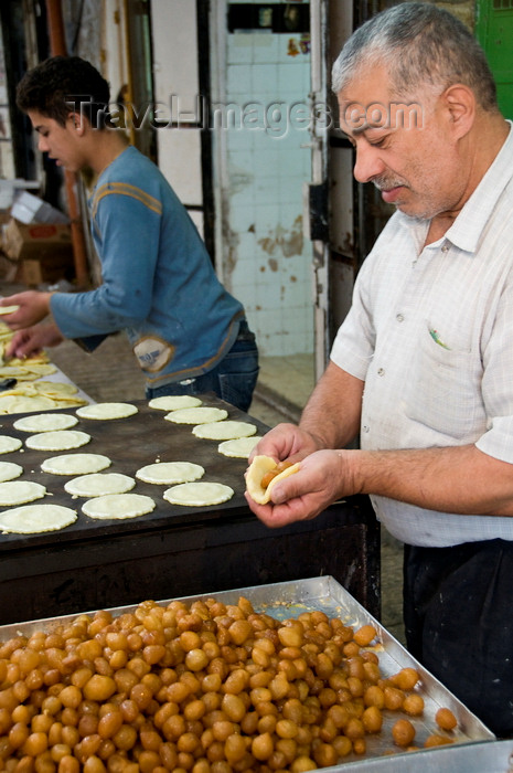 palest28: Hebron, West Bank, Palestine: local food vendor preparing sweets - photo by J.Pemberton - (c) Travel-Images.com - Stock Photography agency - Image Bank