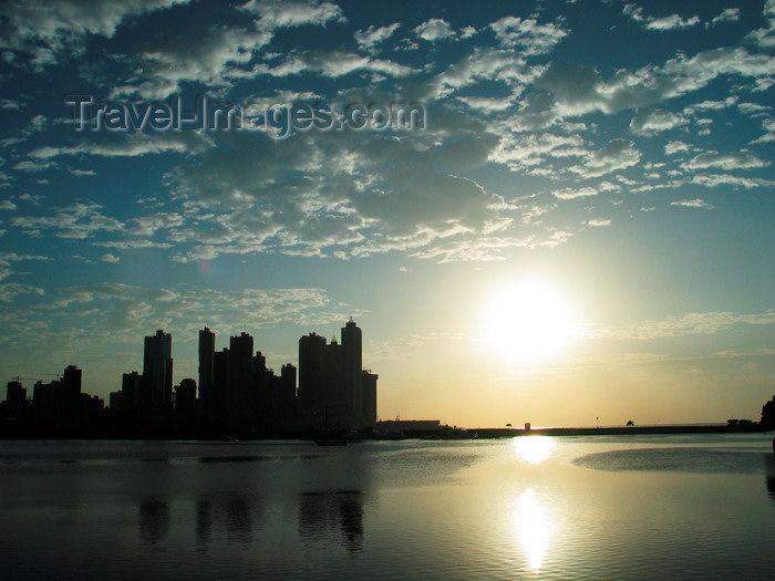 panama102: Panama City / Ciudad De Panamá: sun, sea and skyline - skyscrapers silhouette at Punta Paitilla and Panama bay - sunset - Pacific ocean - photo by H.Olarte - (c) Travel-Images.com - Stock Photography agency - Image Bank
