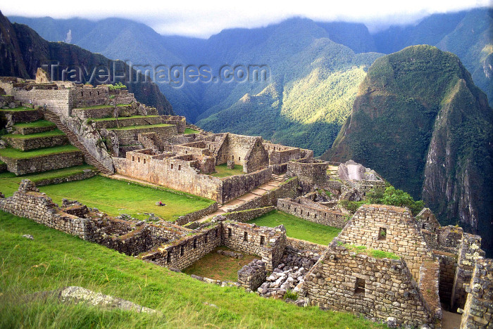 peru11: Machu Pichu, Cusco region, Peru: Inca city in the clouds - Historic Sanctuary of Machu Picchu - Unesco world heritage site - one of the New Seven Wonders of the World - photo by L.Moraes - (c) Travel-Images.com - Stock Photography agency - Image Bank