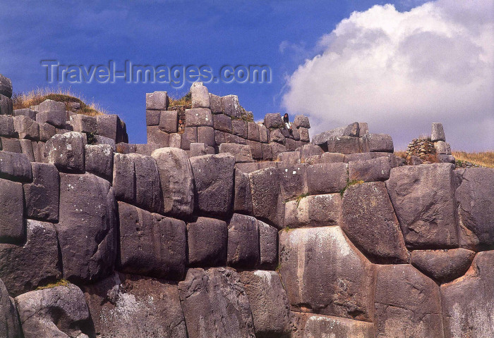 peru12: Cusco, Peru: walls of Sacsahuaman / Sacsayhuaman: perfect walls - Inca stonework - Cyclopean walls of Sacsahuaman - megalithic walls - photo by L.Moraes - (c) Travel-Images.com - Stock Photography agency - Image Bank