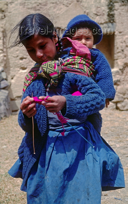 peru134: Cuzco region, Peru: Quechua woman with baby – Inca descendents - photo by C.Lovell - (c) Travel-Images.com - Stock Photography agency - Image Bank