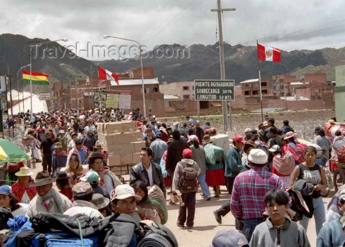 peru38: Peru - Desaguadero (Puno region): Bolivian border - the human flow - photo by M.Bergsma - (c) Travel-Images.com - Stock Photography agency - Image Bank