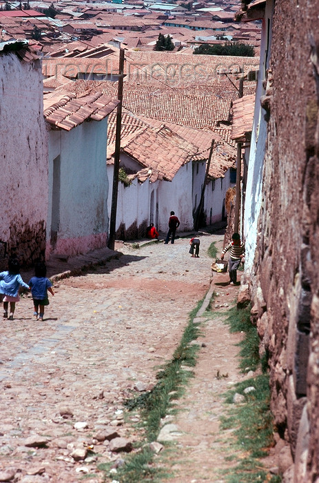 peru46: Cuzco, Peru: street scene - going downhill - photo by J.Fekete - (c) Travel-Images.com - Stock Photography agency - Image Bank