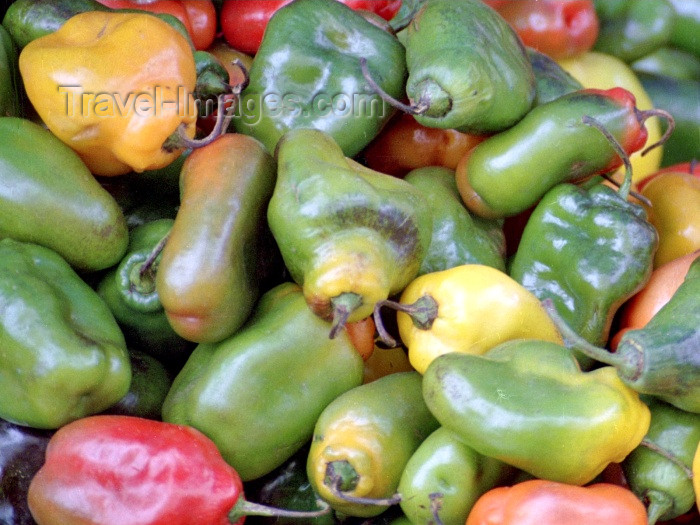 peru55: Cuzco, Peru: peppers in the market / pimientos - photo by M.Bergsma - (c) Travel-Images.com - Stock Photography agency - Image Bank
