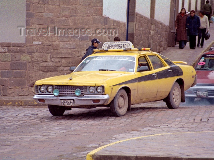 peru56: Cuzco, Peru: yellow taxi - airport sevice - photo by M.Bergsma - (c) Travel-Images.com - Stock Photography agency - Image Bank