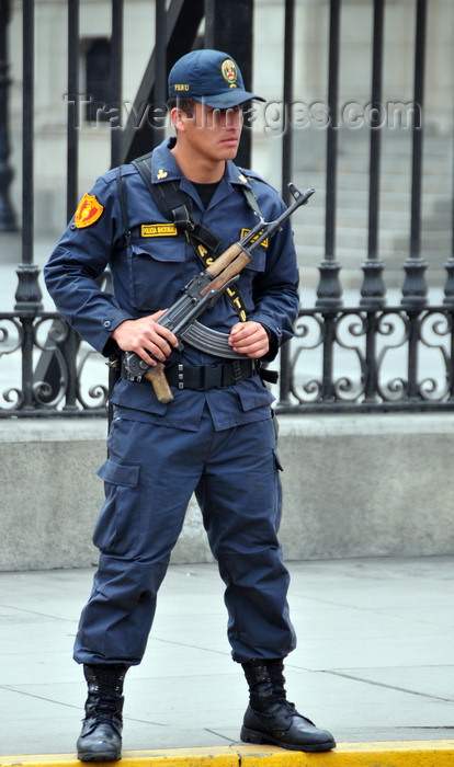 peru80: Lima, Peru: policeman with AK-47 Kalshnikov rifle guards the Government Palace - Plaza de Armas - photo by M.Torres - (c) Travel-Images.com - Stock Photography agency - Image Bank