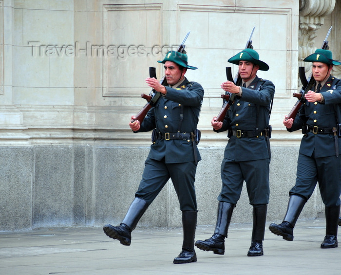 peru81: Lima, Peru: soldiers march carrying rifles with baionets - Government Palace - Plaza de Armas - photo by M.Torres - (c) Travel-Images.com - Stock Photography agency - Image Bank