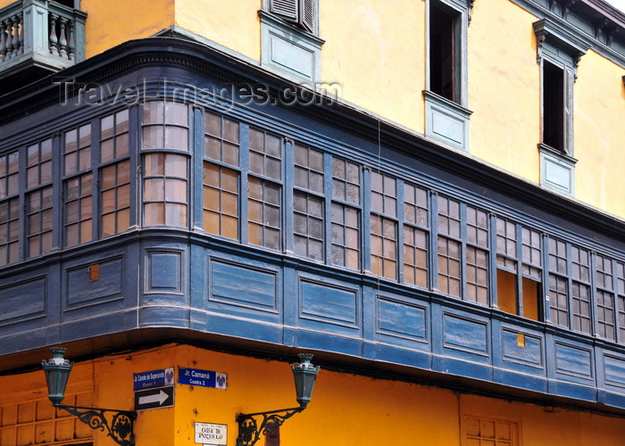 peru95: Lima, Peru: long wooden balcony at the corner of Conde de Superunda and Camaná streets - photo by M.Torres - (c) Travel-Images.com - Stock Photography agency - Image Bank