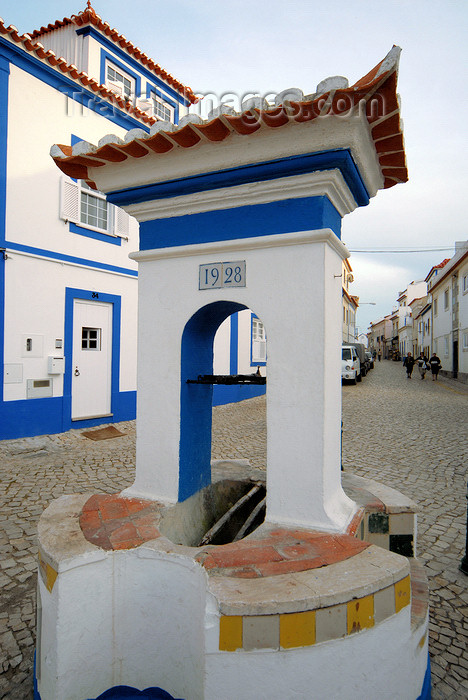 portugal-li330: Ericeira, Mafra, Portugal: old water well - poço - photo by M.Durruti - (c) Travel-Images.com - Stock Photography agency - Image Bank