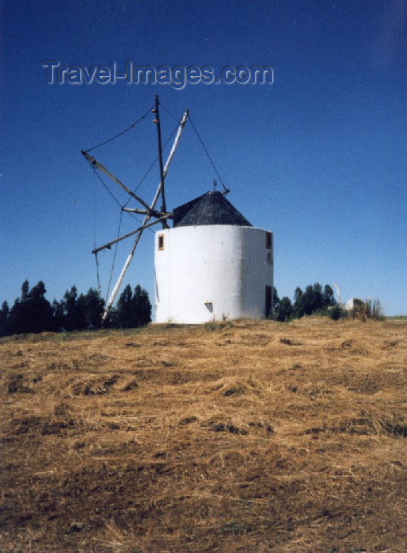 portugal-li73: Malveira (concelho de Mafra): ancient windmill / velho moinho de vento - photo by M.Durruti - (c) Travel-Images.com - Stock Photography agency - Image Bank