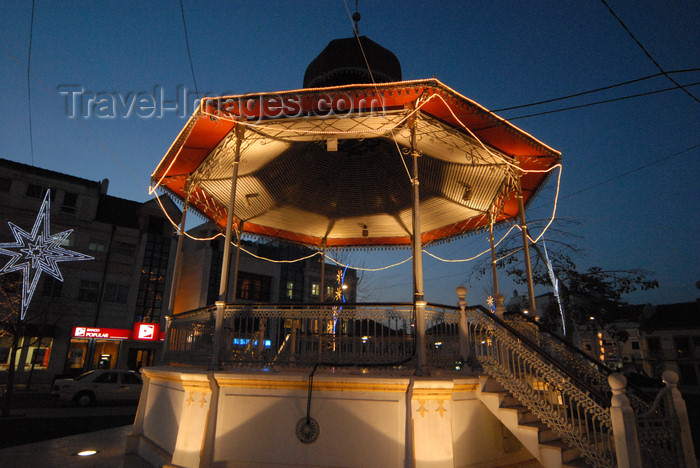 portugal-se186: Portugal - Montijo: bandstand at night - coreto à noite - photo by M.Durruti - (c) Travel-Images.com - Stock Photography agency - Image Bank