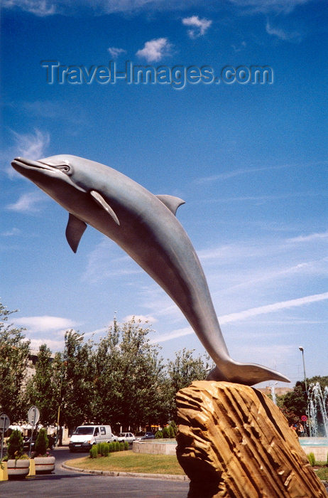 portugal-se41: Portugal - Setubal: dolphins can fly / golfinho - roaz corvineiro - na avenida Luiza Tody - photo by M.Durruti - (c) Travel-Images.com - Stock Photography agency - Image Bank