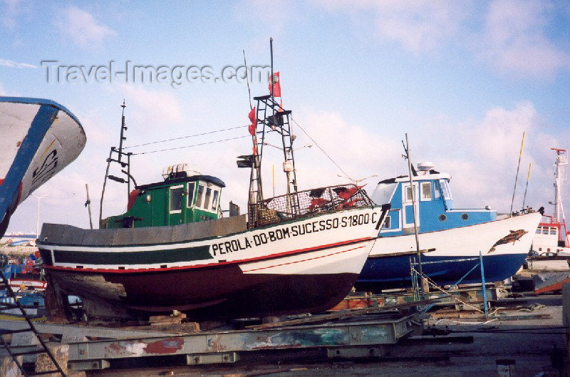 portugal-se52: Portugal - Setubal: repairing trawlers - fishing harbour / reparando traineiras - doca pesqueira - photo by M.Durruti - (c) Travel-Images.com - Stock Photography agency - Image Bank