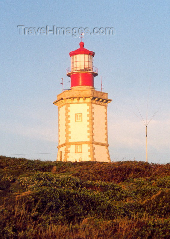 portugal-se67: Cape Espichel (Concelho de Sesimbra) - Portugal: the lighthouse - o farol do Cabo Espichel - photo by M.Durruti - (c) Travel-Images.com - Stock Photography agency - Image Bank