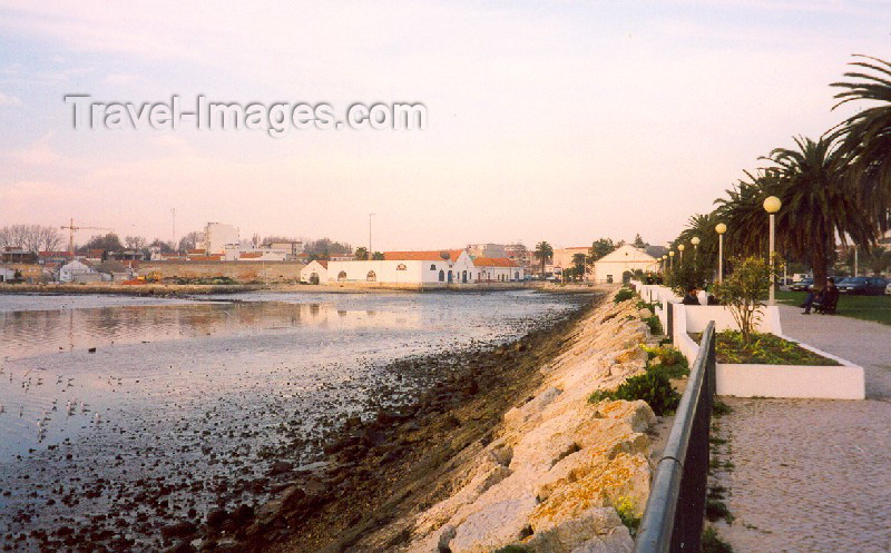 portugal-se70: Portugal - Montijo: the promenade by the Tagus - junto ao Tejo - photo by M.Durruti - (c) Travel-Images.com - Stock Photography agency - Image Bank