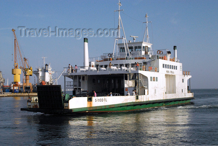 portugal-se75: Portugal - Setúbal: the ferry from Troia arrives / o barco de Troia atraca - Mira Praia - photo by M.Durruti - (c) Travel-Images.com - Stock Photography agency - Image Bank