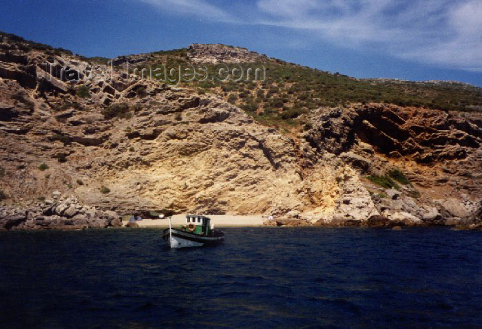 portugal-se9: Sesimbra, Portugal: secluded beach - seen from the Ocean - praia escondida - photo by M.Durruti - (c) Travel-Images.com - Stock Photography agency - Image Bank