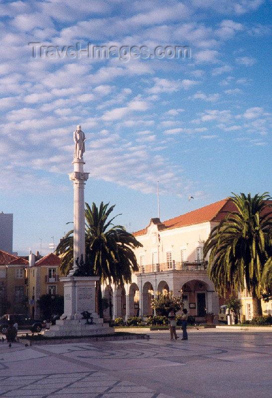 portugal166: Portugal - Setúbal: Bocage square - Bocage statue and city hall / praça Barbosa du Bocage (poeta erótico) - Camara Municipal em fundo - photo by M.Durruti - (c) Travel-Images.com - Stock Photography agency - Image Bank