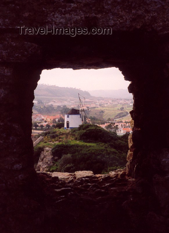 portugal41: Óbidos, Portugal: windmill seen through a cannon hole in the walls / moinho de vento visto através de um buraco nas muralhas - photo by M.Durruti - (c) Travel-Images.com - Stock Photography agency - Image Bank