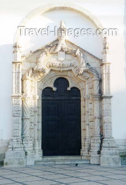 portugal8: Portugal - Setúbal: Manueline gate at St Julian's church / portal Manuelino na Igreja de São Julião - Praça do Bocage - photo by M.Durruti - (c) Travel-Images.com - Stock Photography agency - Image Bank