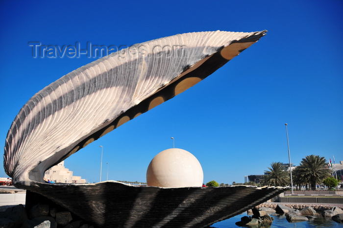 qatar35: Doha, Qatar: Pearl and Oyster Fountain, Al Corniche - commemorates past work of Arab pearl divers, a Persian Gulf tradition that goes back to Roman times - photo by M.Torres - (c) Travel-Images.com - Stock Photography agency - Image Bank