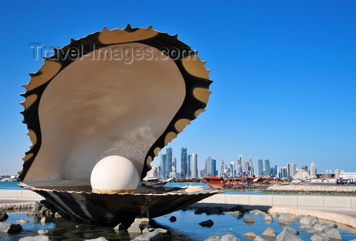 qatar37: Doha, Qatar: Pearl and Oyster Fountain, Al Corniche, probably the most photographed place in Doha - West Bay skyline in the background - photo by M.Torres - (c) Travel-Images.com - Stock Photography agency - Image Bank