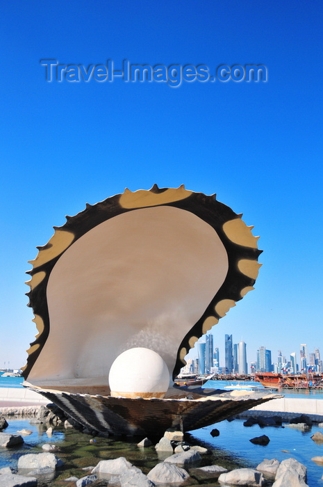 qatar38: Doha, Qatar: Pearl and Oyster Fountain - south end of the Corniche - West Bay skyline in the background - photo by M.Torres - (c) Travel-Images.com - Stock Photography agency - Image Bank