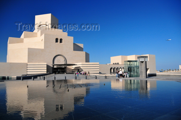 qatar69: Doha, Qatar: Museum of Islamic Art - pond reflection - built by Baytur Construction of Turkey - Al Corniche - photo by M.Torres - (c) Travel-Images.com - Stock Photography agency - Image Bank