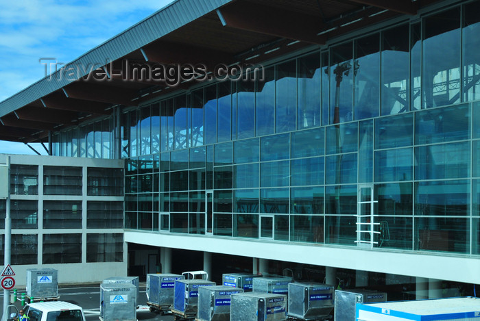 reunion190: Sainte-Marie, Réunion: Roland Garros Airport - glass curtain at the terminal - airside / Gillot - RUN - photo by M.Torres - (c) Travel-Images.com - Stock Photography agency - Image Bank