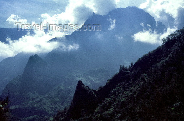 reunion55: Reunion / Reunião - mountain view - peaks and clouds - photo by W.Schipper - (c) Travel-Images.com - Stock Photography agency - Image Bank