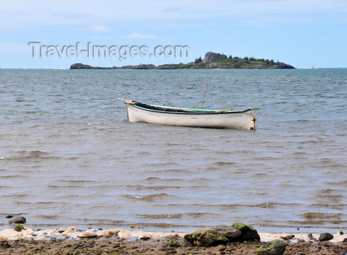 rodrigues15: Anse Baleine, Rodrigues island, Mauritius: boat and the silhouette of Hermitage Island - Ile Hermitage - photo by M.Torres - (c) Travel-Images.com - Stock Photography agency - Image Bank