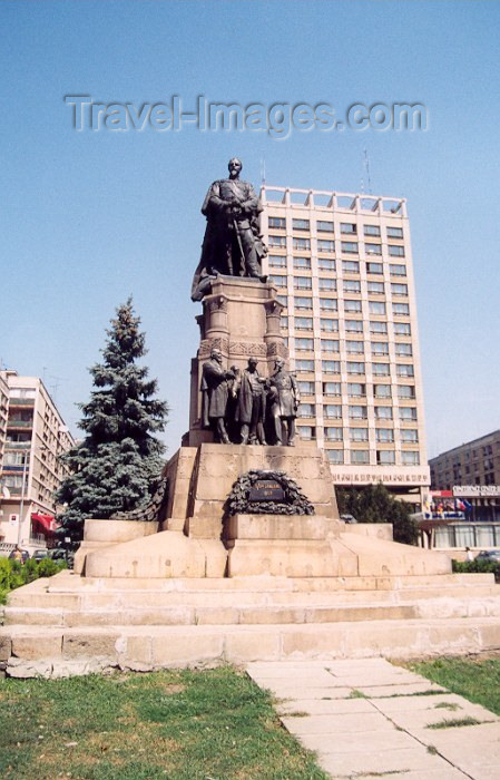 romania16: Romania - Iasi / IAS: statue of Prince Alexandru Ioan Cuza on the spot of the Union Hora dance and the Hotel Unirea - Piata Unirii - photo by M.Torres - (c) Travel-Images.com - Stock Photography agency - Image Bank