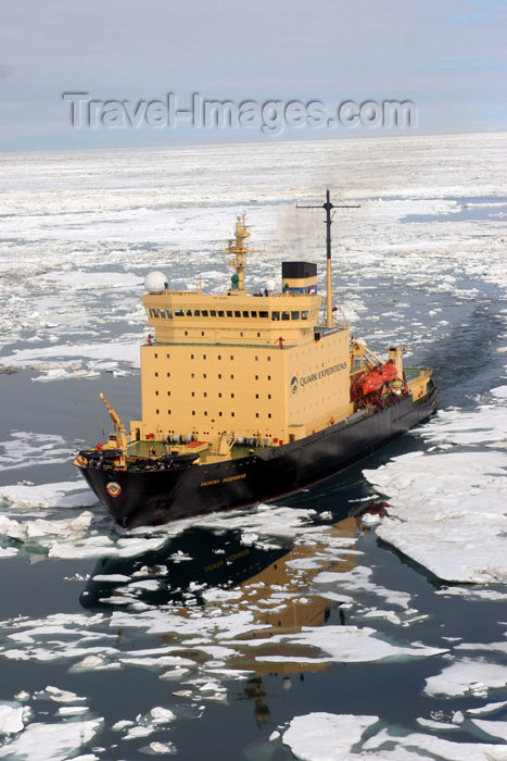 russia422: Russia - Bering Strait (Chukotka AOk): icebreaker - Kapitan Khlebnikov in the ice of the Chukchi Sea, Arctic Ocean - Isbryder / Eisbrecher / Rompighiaccio / IJsbreker / Jäänmurtaja / Isbrytare (photo by R.Eime) - (c) Travel-Images.com - Stock Photography agency - Image Bank