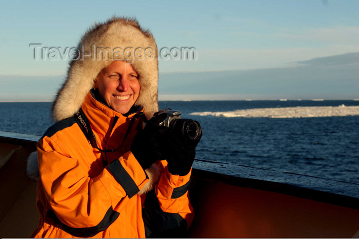 russia428: Russia - Bering Strait (Chukotka Autonomous Okrug): cruise passenger enjoys Arctic sun - camera (photo by R.Eime) - (c) Travel-Images.com - Stock Photography agency - Image Bank