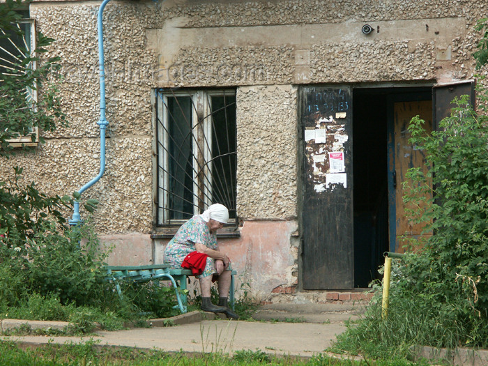 russia452: Russia / Russia / Rusia - Udmurtia - Izhevsk: a pensioner's life - outside an apartment building - photo by P.Artus - (c) Travel-Images.com - Stock Photography agency - Image Bank