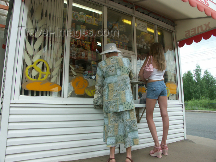 russia454: Russia - Udmurtia - Izhevsk: two generations at a kiosk - Russian women - photo by P.Artus - (c) Travel-Images.com - Stock Photography agency - Image Bank