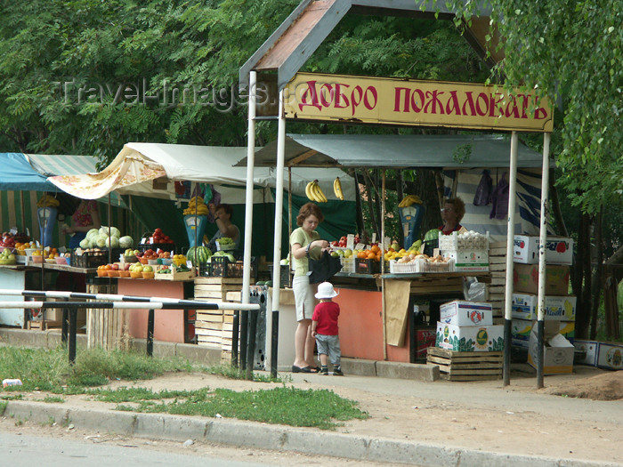 russia457: Russia - Udmurtia - Izhevsk: market - fruit stalls and welcome sign - photo by P.Artus - (c) Travel-Images.com - Stock Photography agency - Image Bank