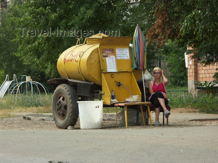 russia458: Russia - Udmurtia - Izhevsk: kvas tank - woman selling kvas - for sale by the cupfull or bottle - photo by P.Artus - (c) Travel-Images.com - Stock Photography agency - Image Bank