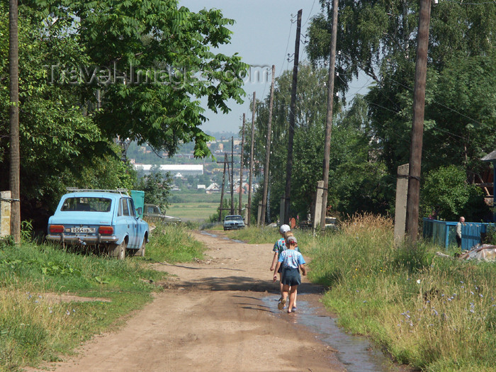 russia460: Russia - Udmurtia - Izhevsk: rural road - photo by P.Artus - (c) Travel-Images.com - Stock Photography agency - Image Bank