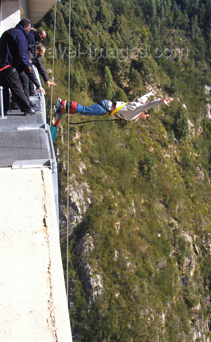 South Africa - Bloukrans Bungee jumper, Plettenberg Bay (photo by B.Cain)