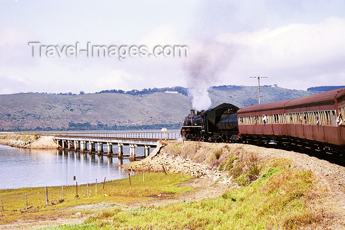 safrica92: South Africa - Knysna: Garden route by steam train - Outeniekwa choo choo entering a bridge - photo by J.Stroh - (c) Travel-Images.com - Stock Photography agency - Image Bank