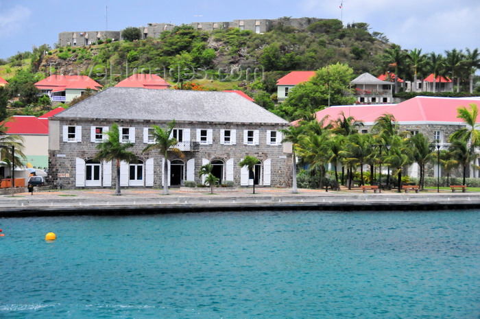 saint-barthelemy31: Gustavia, St. Barts / Saint-Barthélemy: the Wall House - library and historical museum of St Barthélemy - Fort Oscar and Place Vanadis - seen from the harbour - photo by M.Torres - (c) Travel-Images.com - Stock Photography agency - Image Bank