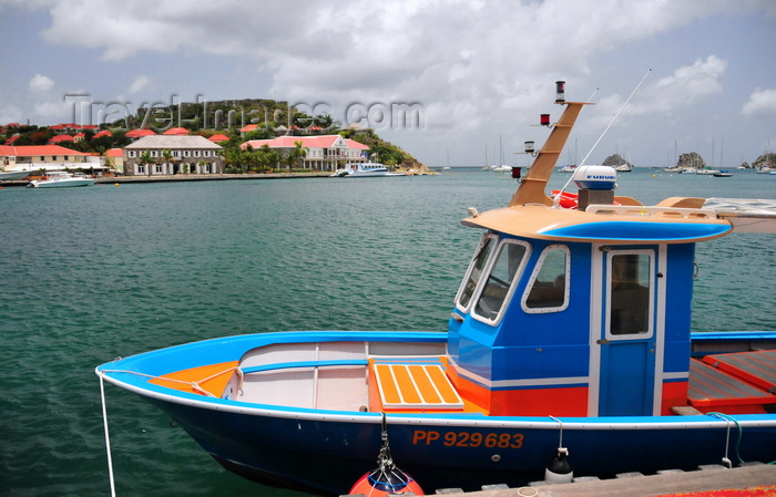 saint-barthelemy40: Gustavia, St. Barts / Saint-Barthélemy: blue boat in the harbour - Fort Oscar, museum and Hôtel de la Collectivité  in the background - photo by M.Torres - (c) Travel-Images.com - Stock Photography agency - Image Bank