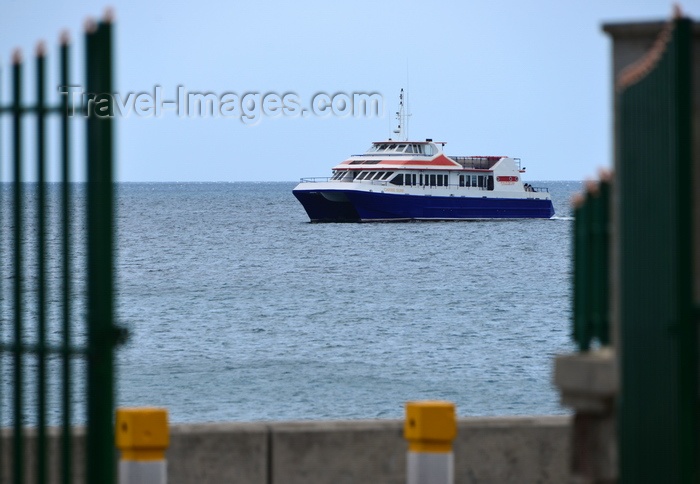 saint-kitts-nevis65: Charlestown, Nevis island, St Kitts and Nevis: the St Kitts ferry arrives from Basseterre, after crossing 'the Narrows' strait - photo by M.Torres - (c) Travel-Images.com - Stock Photography agency - Image Bank