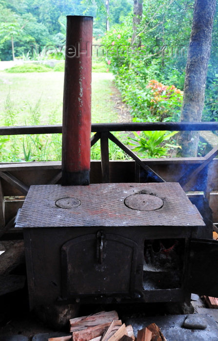sao-tome74: São João plantation / roça São João, Caué district, São Tomé and Prícipe / STP: old wood fired stove still going strong / fogão a lenha - photo by M.Torres - (c) Travel-Images.com - Stock Photography agency - Image Bank