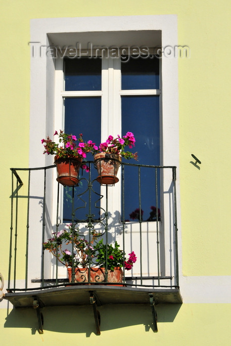 sardinia301: Cagliari, Sardinia / Sardegna / Sardigna: balcony with railing and flower vases - south end of Via Santa Croce - Terrapieno del Cardona - quartiere Castello - photo by M.Torres - (c) Travel-Images.com - Stock Photography agency - Image Bank