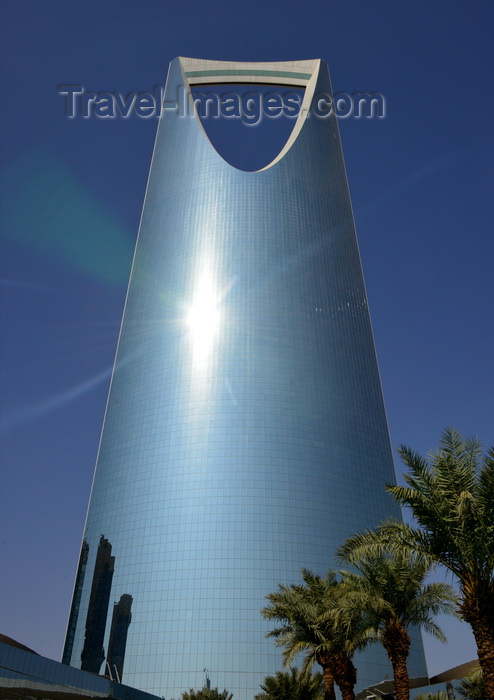 saudi-arabia143: Riyadh, Saudi Arabia: sun reflected on the Kingdom Centre skyscraper - the tallest building in Saudi Arabia during the 2000s decade, architecture by Ellerbe Becket and Omrania - photo by M.Torres - (c) Travel-Images.com - Stock Photography agency - Image Bank